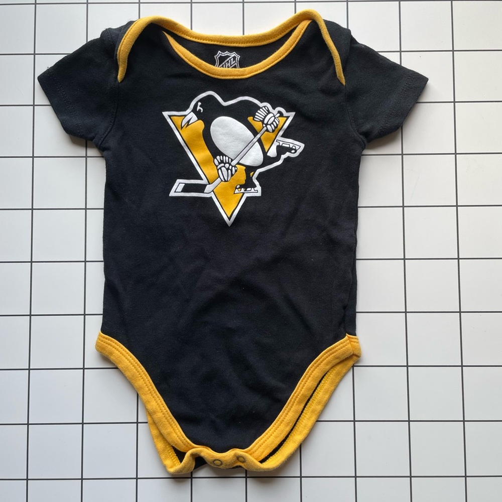 Pittsburgh Penguins NHL onesie bodysuit - 24 months